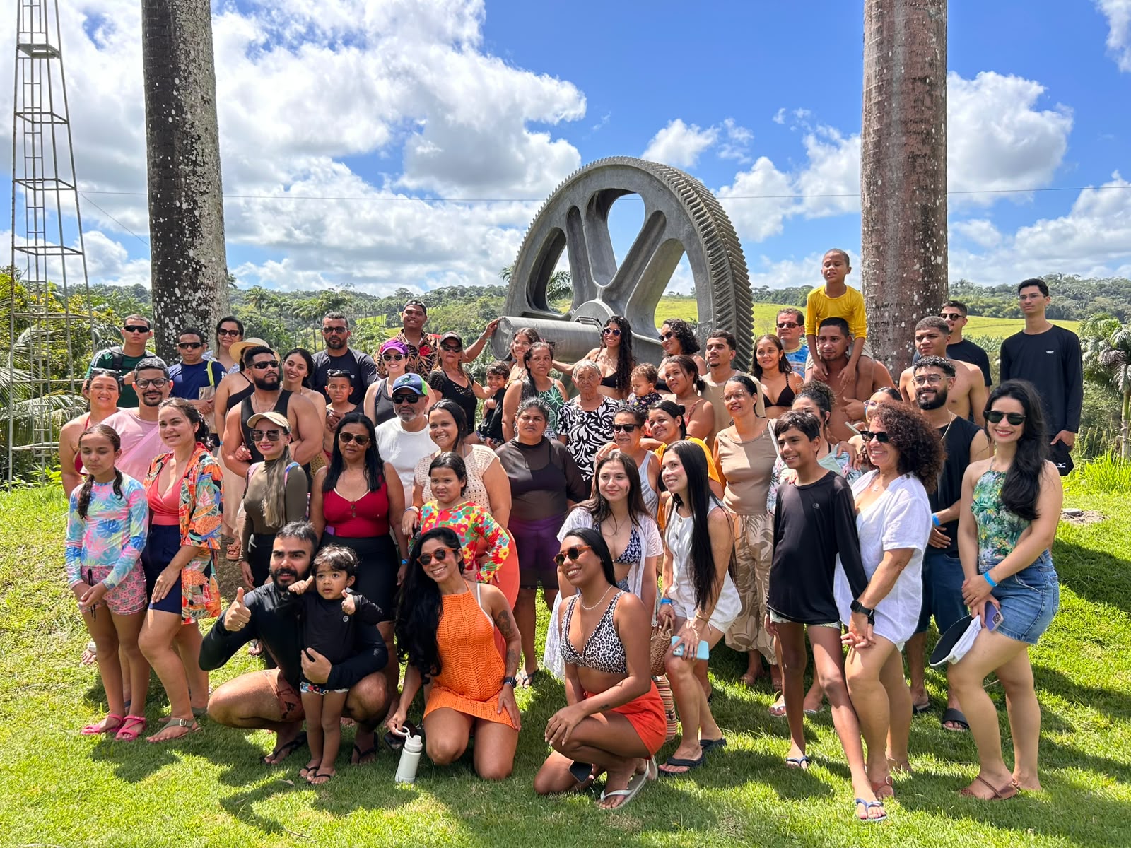 Grupo de viajantes reunido em uma paisagem ensolarada