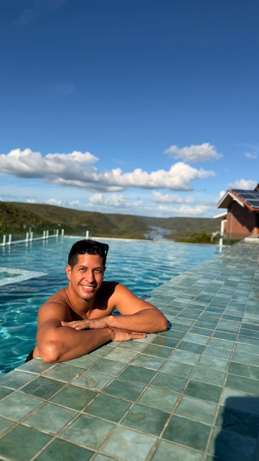 Viajante em uma piscina com vista para as montanhas