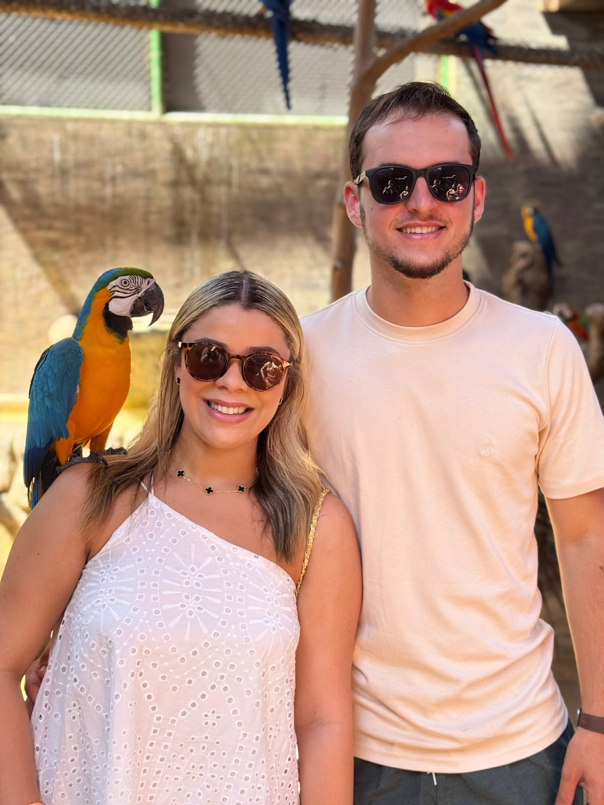 Casal com uma arara durante o passeio